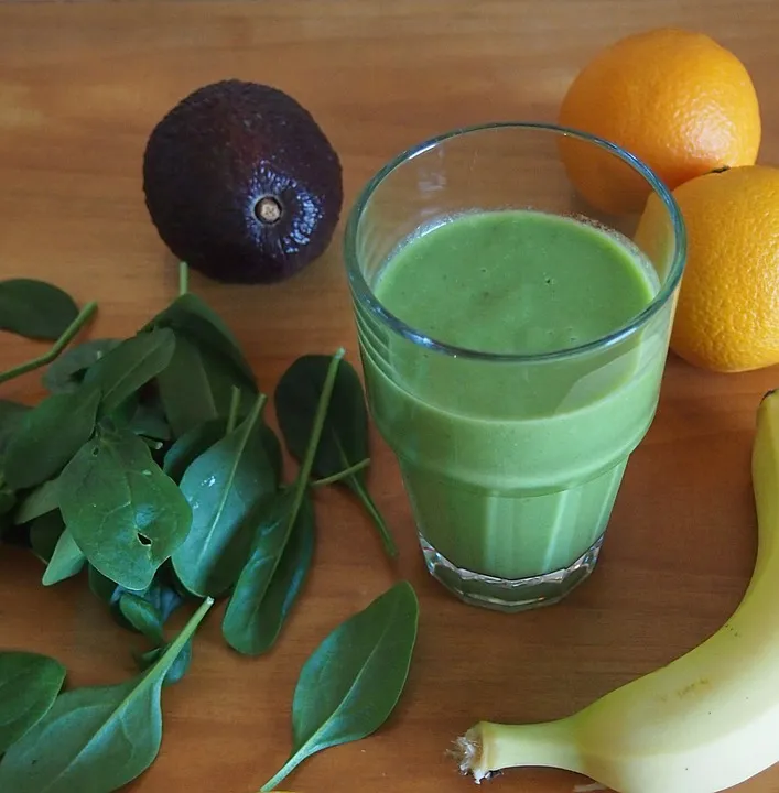 Avocado Smoothie mit Maracuja und Babyspinat