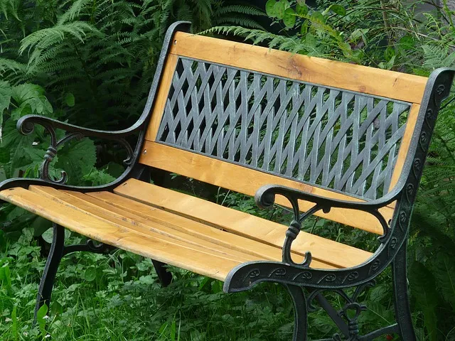 Eine schöne Gartenbank mit Tisch wetterfest kaufen!