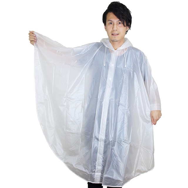 Weisser Regenponcho