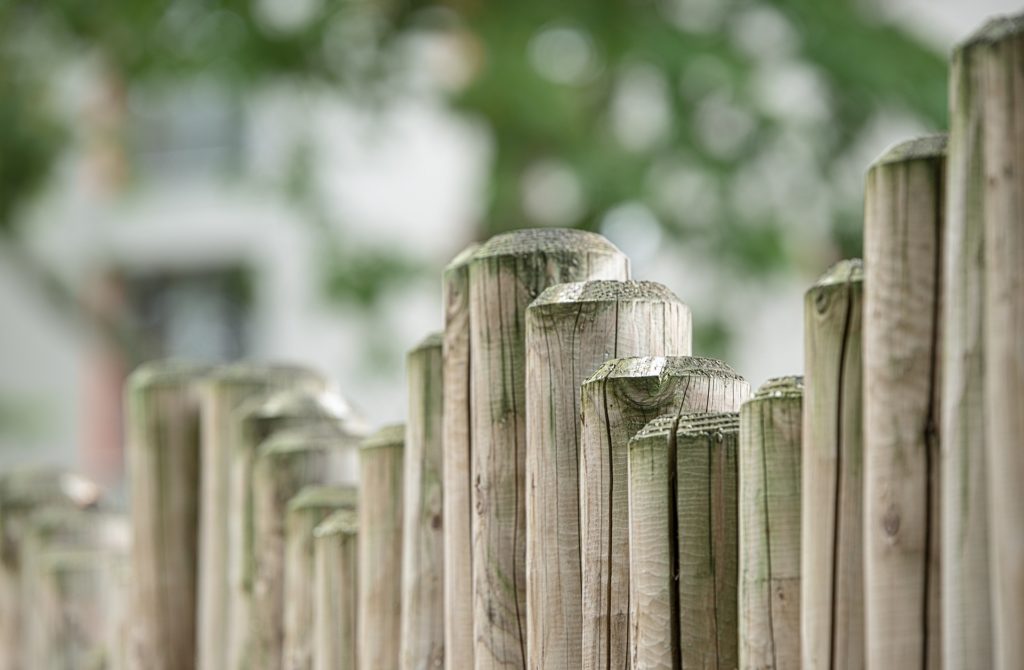 Gartenzaun den Garten hundesicher einzäunen Landlive.de
